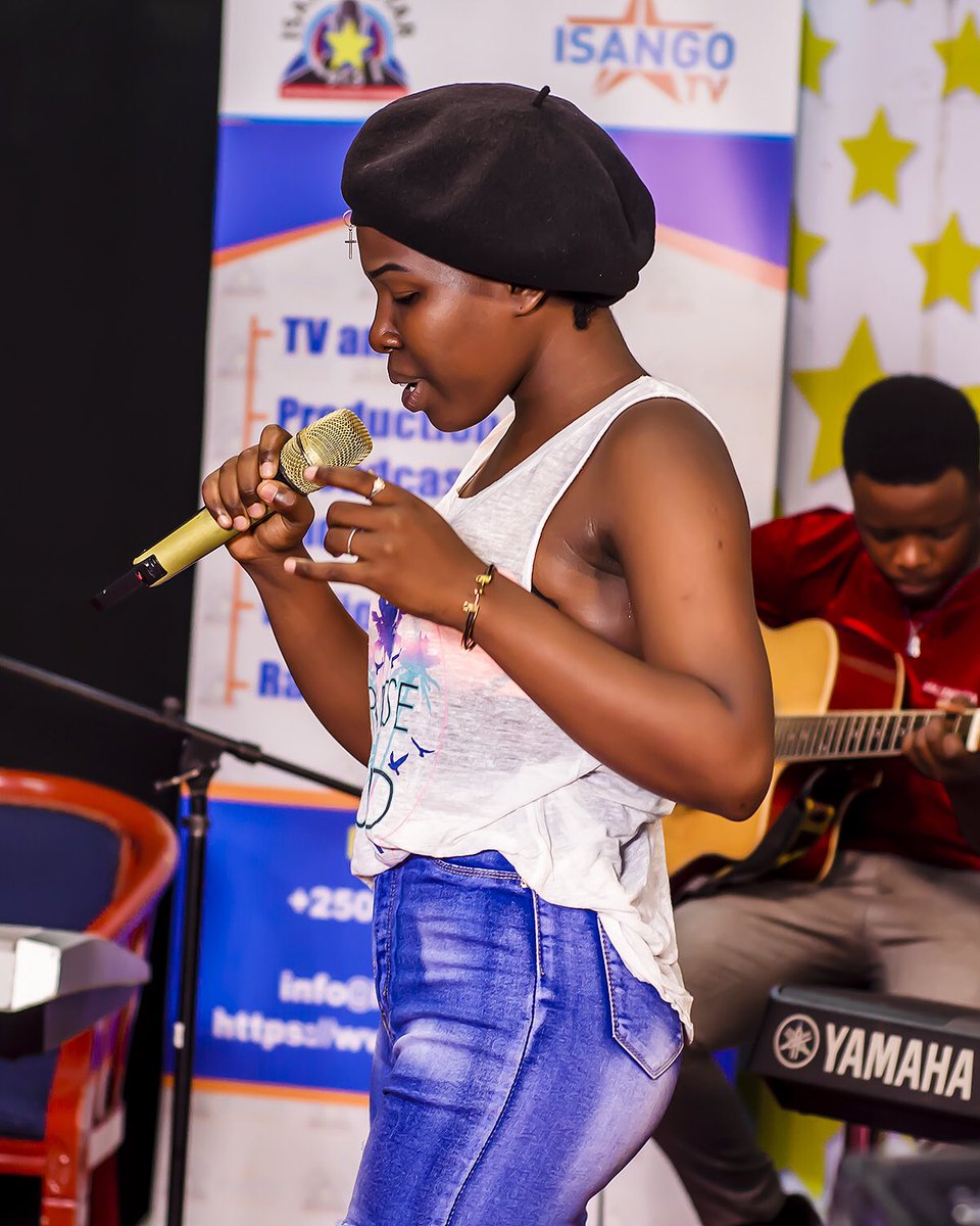 isangostar's tweet photo. #IsangoTalentPromotion 

Berny ubwo yamurikaga impano ye imbere y’akanama nkemurampaka, ni umwe mubahataniye itsinzi uyu munsi mu Isango Talent Promotion. 

Video: https://t.co/h0PMkF4F1q https://t.co/Ihb7JFeI8C