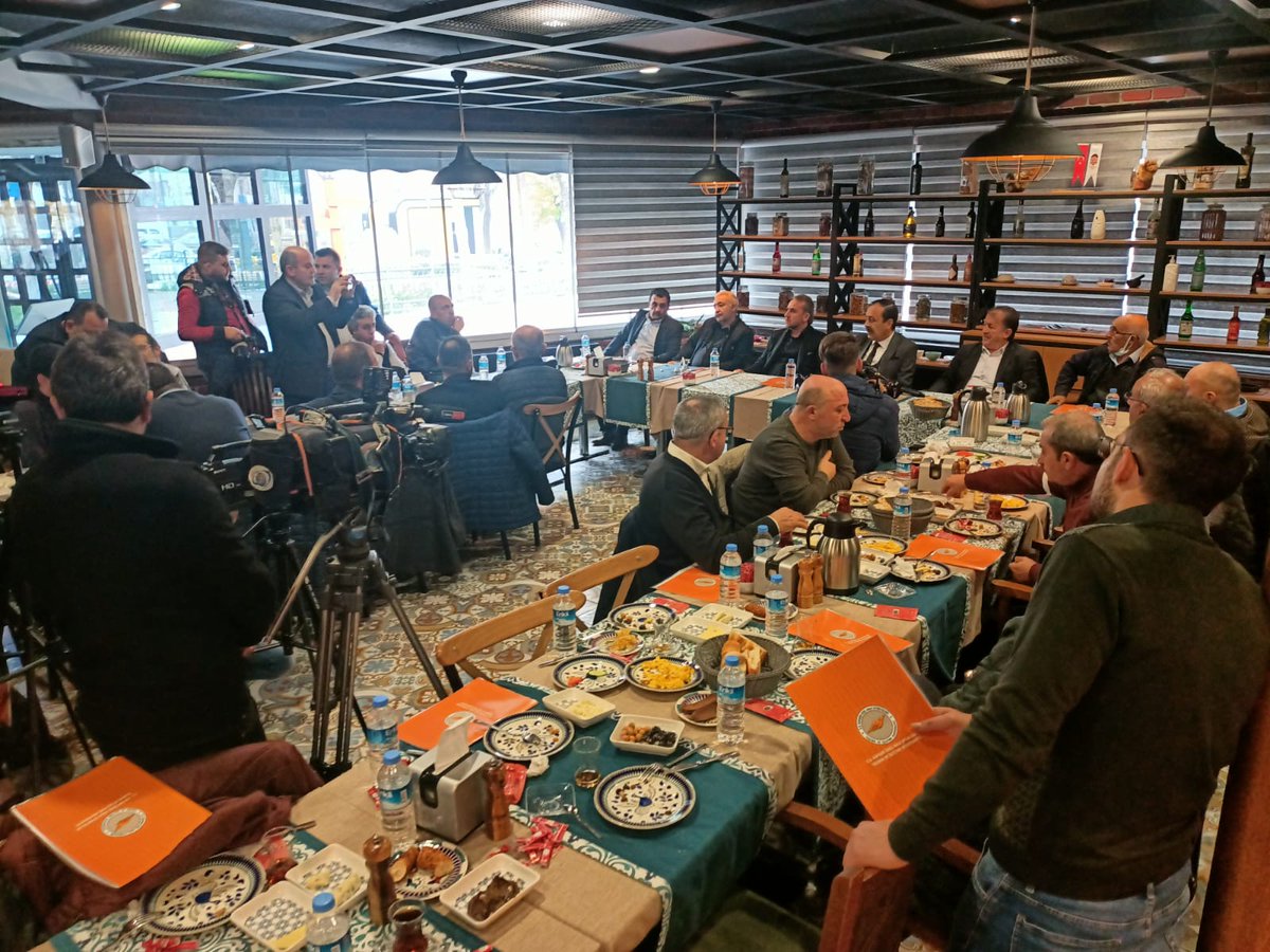 KayseriHalk's tweet photo. Kayseri Basın Yayın Organları eşliğinde Basın Açıklamamızı Gerçekleştirdik. Katılımcılara Teşekkür ederiz. https://t.co/YWpDjWUBzd