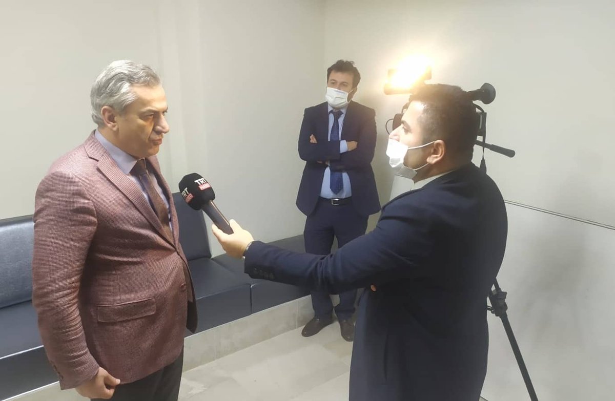 erolyasar's tweet photo. Haber çalışması hatıra pozu.
TRTHaber'den @Seyfikaradeniz1 ve @gencalimehmet abilerimle..
#trthaber #haber #egitimhaber #kütüphanesizokulkalmasın https://t.co/drGf5rr60d