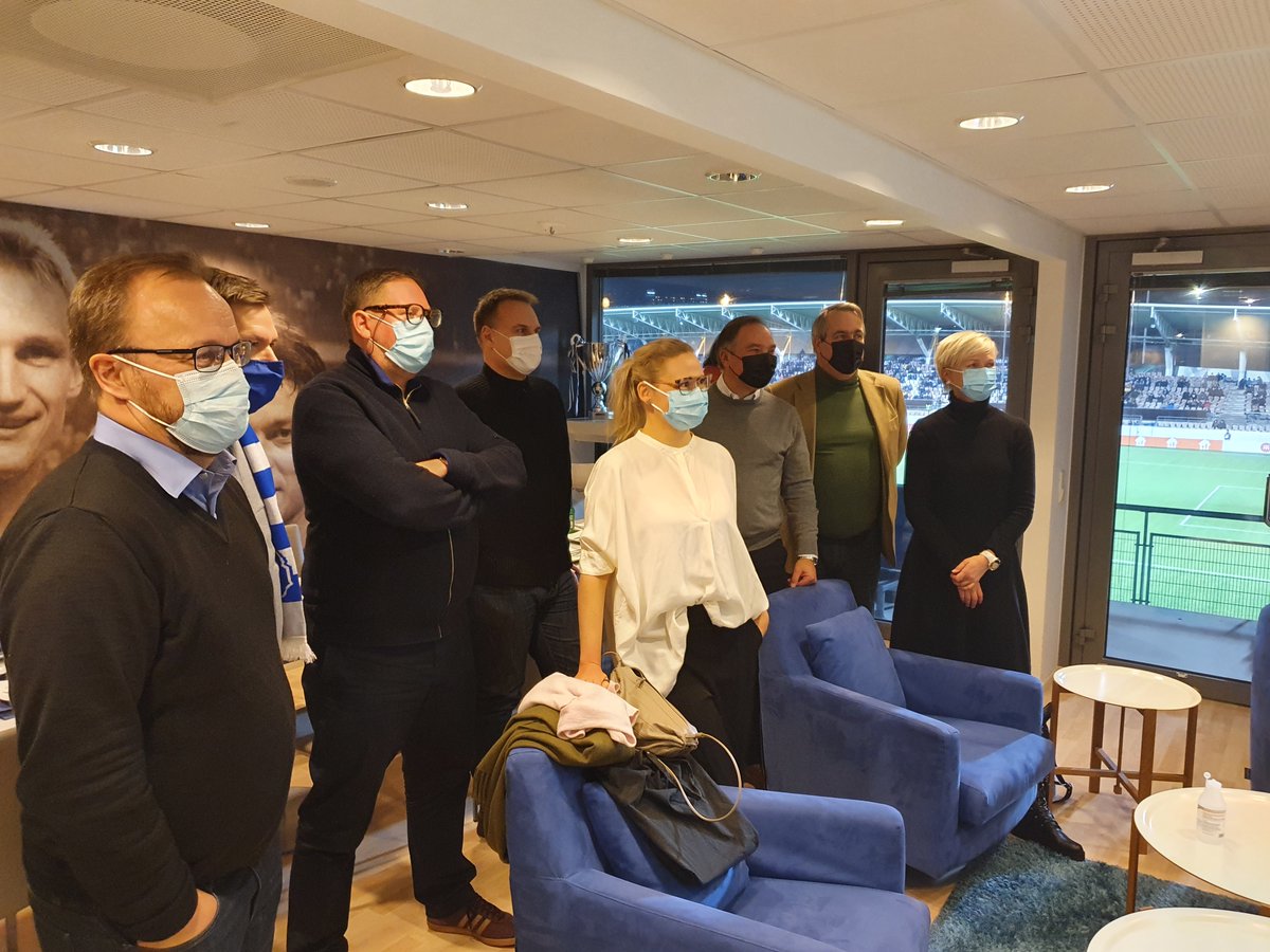 TaneliHaara's tweet photo. Liikkuminen,  syrjäytymisen ehkäisy, työllisyys, olosuhteet. Entistäkin vaikuttavammin - yhdessä. Kiitos @paavoarhinmaki, @TarjaLoikkanen, @MikkoVatka, Ilkka Haahtela ja helsinkiläiset jalkapalloseurat erinomaisesta keskustelusta. #palloliitto #helsinki #osaaminen https://t.co/mqCc122m7l