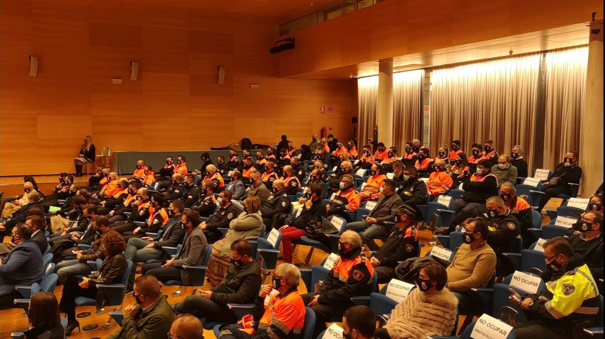 RMTransparencia's tweet photo. Queda inaugurado el acto de conmemoración del 40 aniversario del #ProteccionCivil, con @ifranco y @anslorente y la asistencia de numerosos efectivos, voluntarios y profesionales, de este servicio público. https://t.co/oWcmIzjsCy