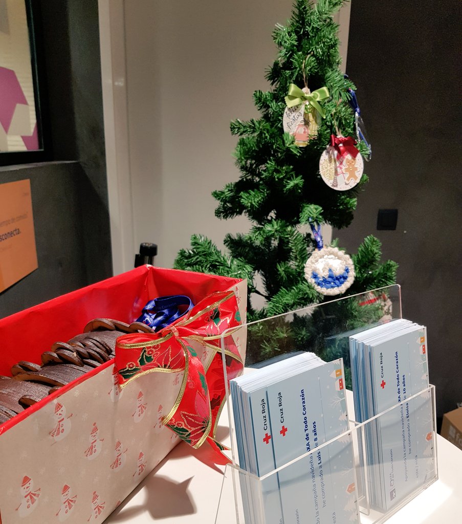 Ya tenemos listos nuestros árboles de Navidad solidarios 🎄 para que los empleados de <a href="/AXASegurosEs/">AXA España</a> puedan dejar regalos para niños y niñas en riesgo de exclusión. 

Además por cada bola decorada del árbol donaremos 5€ para regalos 🎁

#NavidadSolidariaAXA #voluntariosAXA