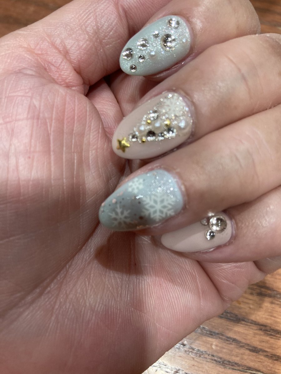 クリスマスツリーと雪の結晶 あと隠れミッキーにしてもらった 