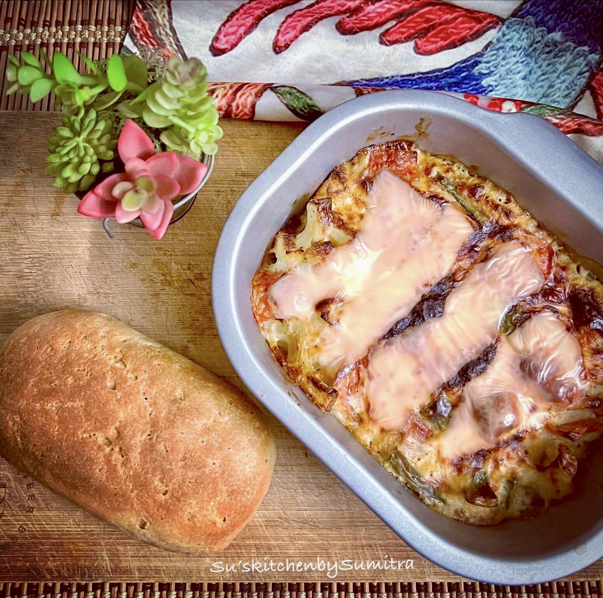 Baked Vegetables and Paneer in White Sauce and Whole Wheat Bread Bun -
Recipe link 
instagram.com/p/CWs7ZZrIbpX/… 

#continetalcuisine #vegetarian #baked #healthy