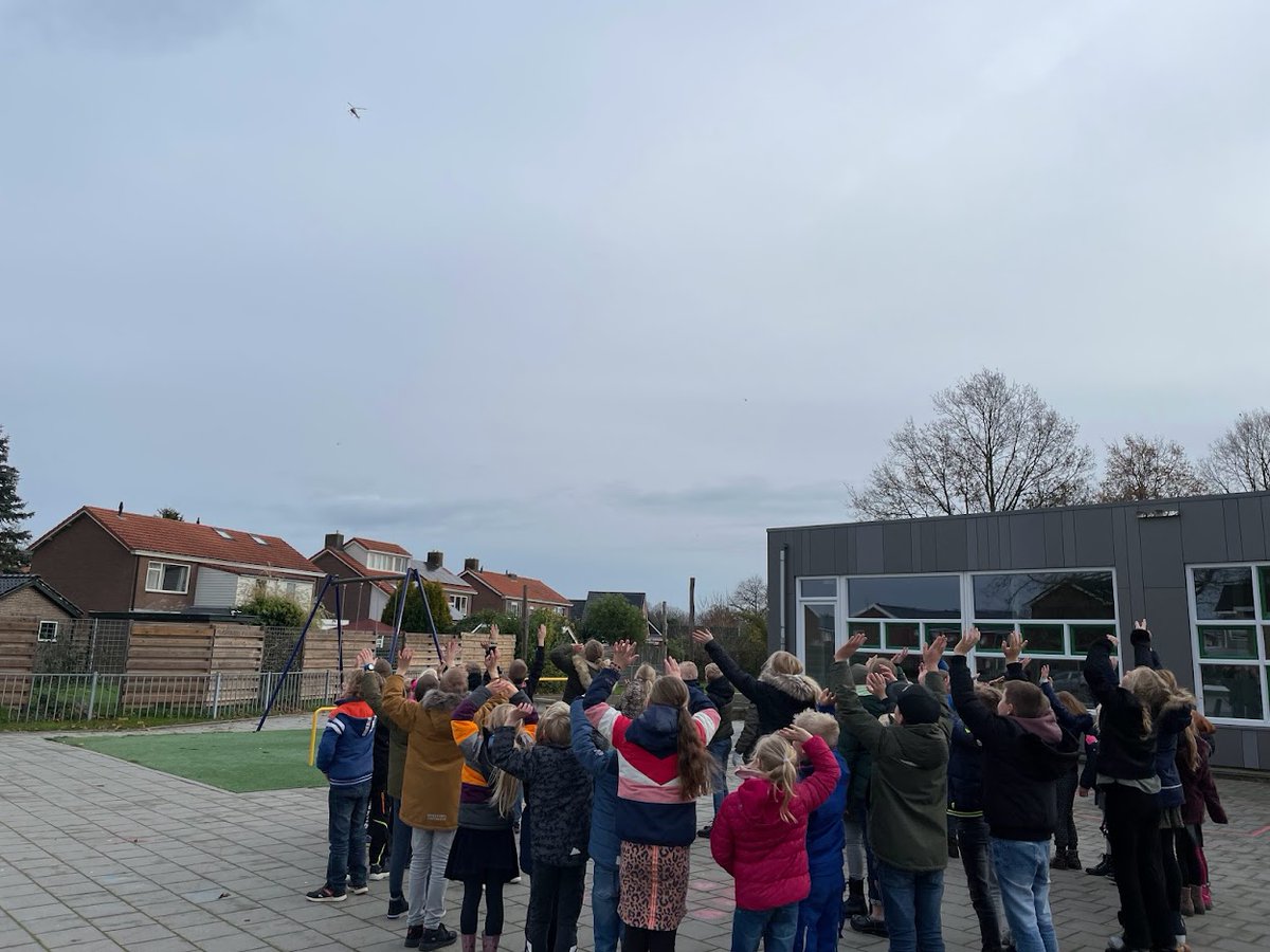gbs_Klimop's tweet photo. Vandaag neemt onze directeur bestuurder Roelof van den Berg afscheid van NoorderBasis. Hij vliegt samen met zijn gezin in een helikopter over alle 33 scholen. De kinderen zwaaiden hem uit.  #roelofbedankt #NoorderBasis https://t.co/iEG0MWpCp9
