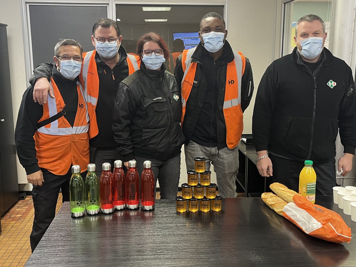 h_ducros's tweet photo. [#MIEL]

Il y a quelques mois, nous accueillions des ruches sur notre site de Bruges ! 🐝

Après une récolte de 52kg 🍯, il était temps de goûter à notre Miel #HDurable !

Toutes nos #équipes ont donc accepté de se sacrifier 🤤

Dès 7h ce matin, la dégustation était lancée !✔️ https://t.co/7PmknAkq7q