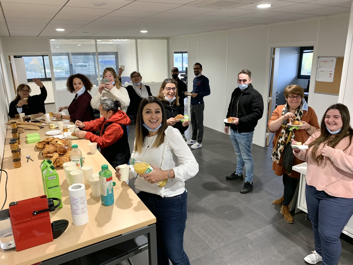 h_ducros's tweet photo. [#MIEL]

Il y a quelques mois, nous accueillions des ruches sur notre site de Bruges ! 🐝

Après une récolte de 52kg 🍯, il était temps de goûter à notre Miel #HDurable !

Toutes nos #équipes ont donc accepté de se sacrifier 🤤

Dès 7h ce matin, la dégustation était lancée !✔️ https://t.co/7PmknAkq7q
