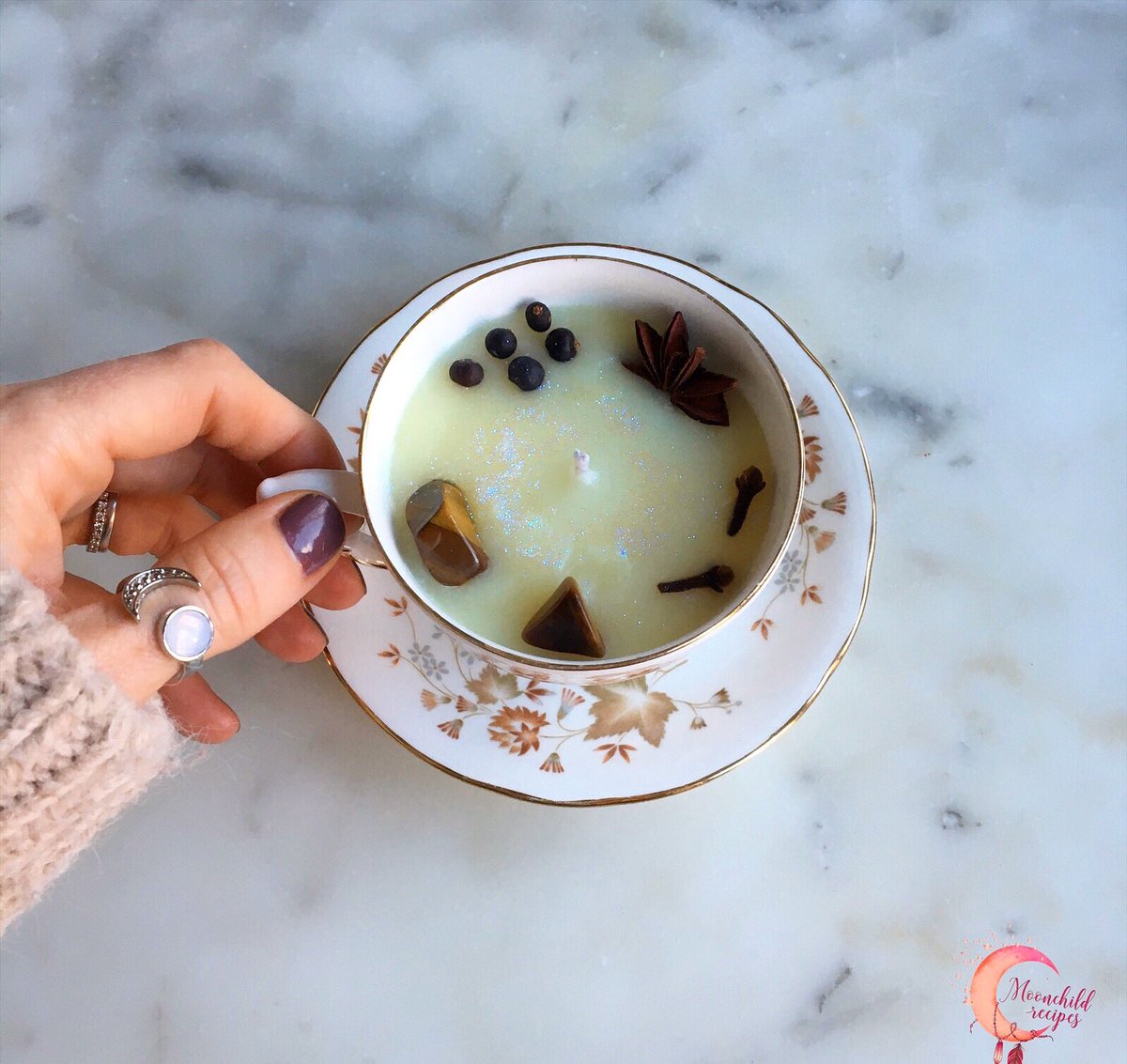 ☕️tea cup crystal candles☕️
Sweet orange &amp; juniper berry candle made with vintage tea cups &amp; saucers✨
 #etsy #etsygifts #yule #yuletide #Christmas #Christmasgift #vegan #vegancandles #veganchristmas #vegangifts