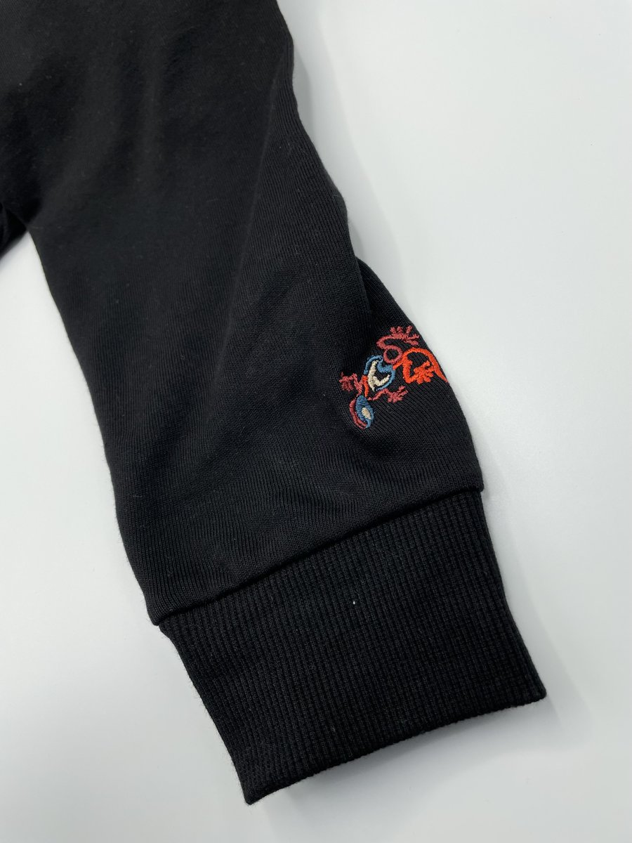 trinity_ism's tweet photo. 本日はようやく出来た刺繍パーカーの最終チェックをしております。
胸だけでなく、袖や背中にも刺繍を入れました。

#trinityism #刺繍 https://t.co/DJdNjZ8LSE
