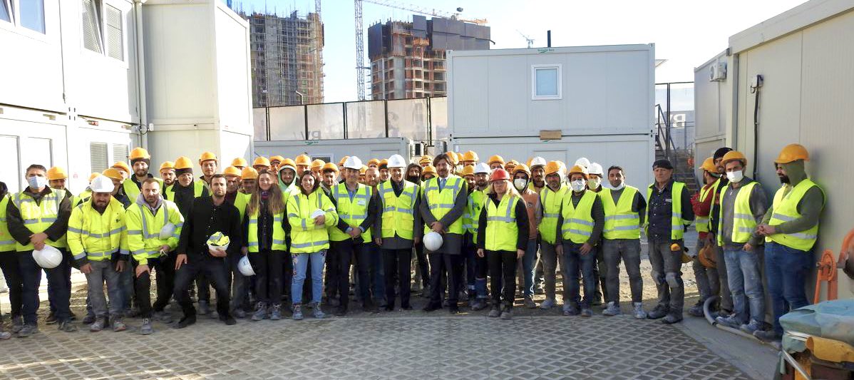 HamiAksoyy's tweet photo. 40 kat ve 168 metre yüksekliğiyle şehrin yeni sembolü olan “Belgrad  Kulesi”nin inşaatında çalışan işçilerimizle buluştuk. Bu güzel organizasyon için #hititmobilya’ya teşekkür ederiz. https://t.co/jcRdNDT3jS