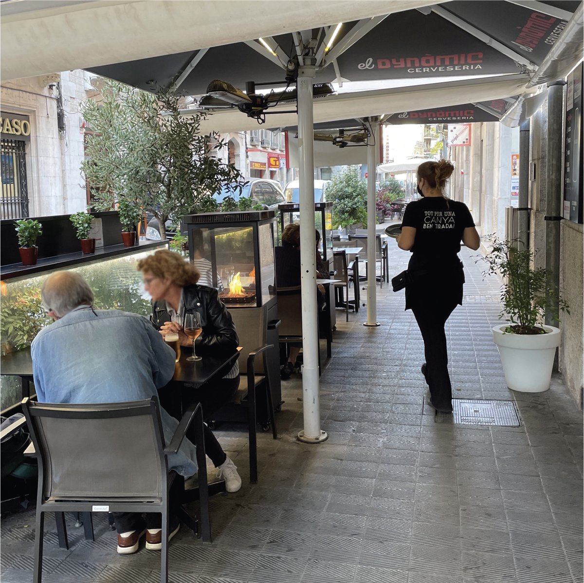 ElDynamicBar's tweet photo. Comença el cap de setmana i tenim la terrassa a punt😜⁣
⁣
T'esperem per dinar amb nosaltres a #Figueres 👌 Reserves al 608990315!⁣⁣⁣
⁣⁣
#eldynamic #gentcomtumola #eldynamicfigueres #comerçfigueres #tapes #cerveseria #figueres #comerçlocal https://t.co/U9gv0TPXp9