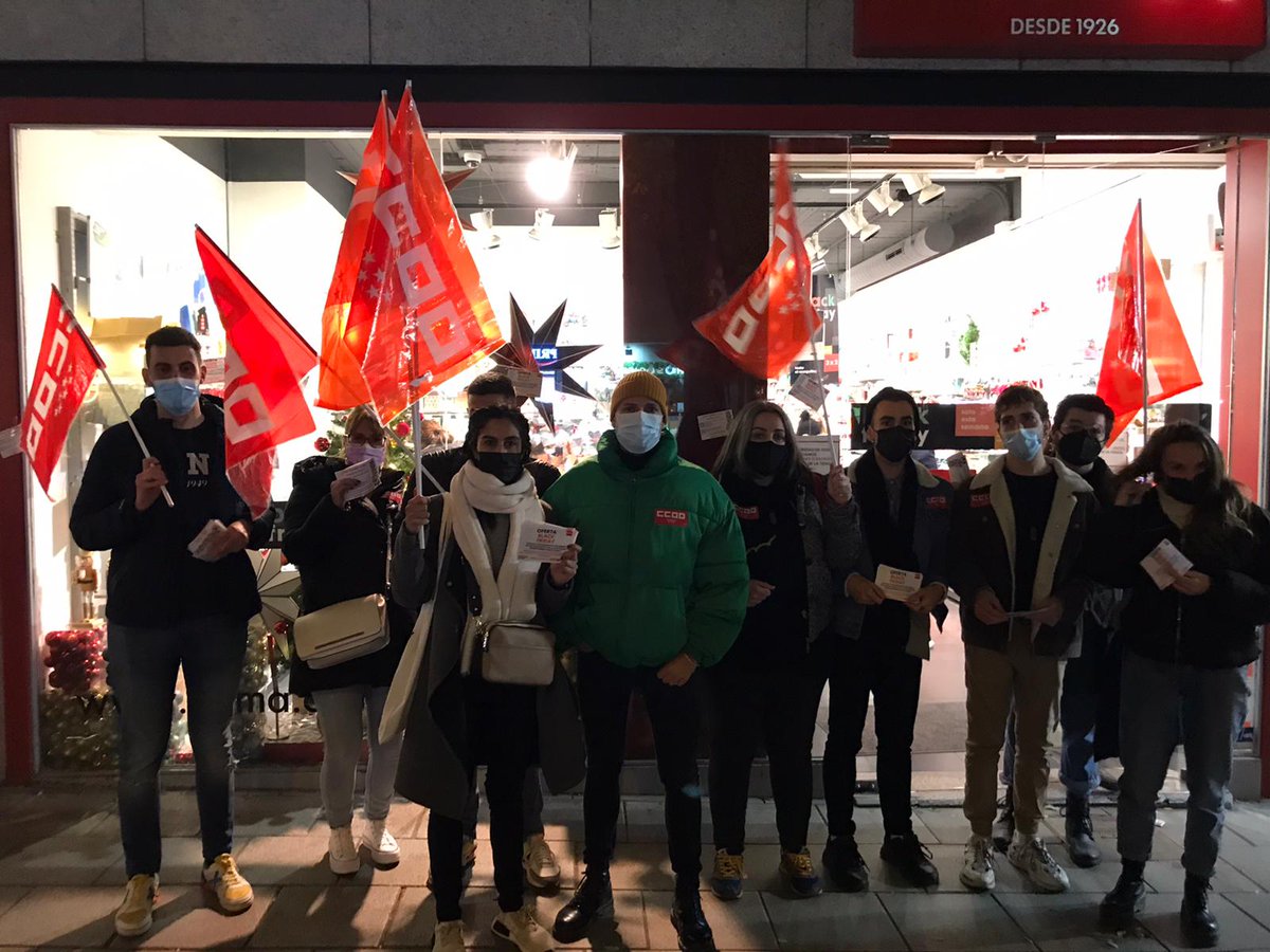 Ayer tuvimos que manifestarnos ante la puerta de las instalaciones de Hema. 76 personas abandonadas sin indemnización justa ni condiciones de salida dignas.

#HEMALowCostWorkers

<a href="/mabalue/">Angeles Balué</a> <a href="/ComercioCCOO/">Comercio Servicios CCOO</a> <a href="/serviciosccoo/">Servicios CCOO</a>  <a href="/CCOOMadrid/">CCOO de Madrid</a> <a href="/LuisLombardoB/">Luis Lombardo</a>