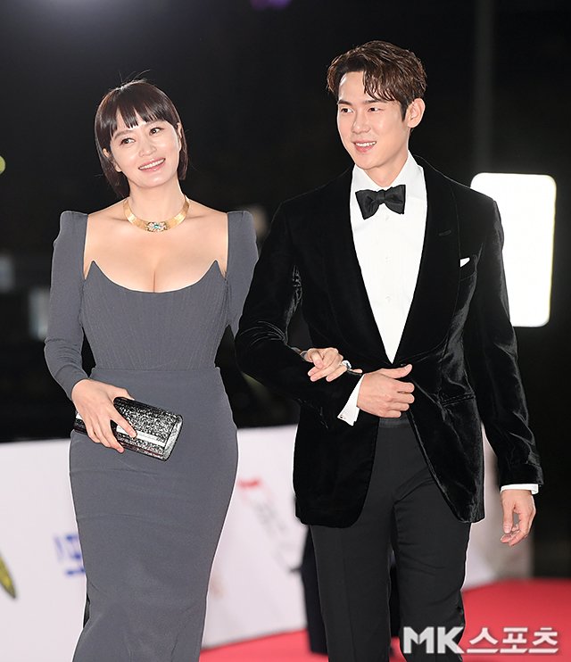 KimHyeSoo_TH's tweet photo. [2021.11.26] 🏆 The 42nd Blue Dragon Awards Red Carpet ♥️
2 MC~😍

#KimHyeSooUpdates #คิมฮเยซู https://t.co/RLuouNQHoC