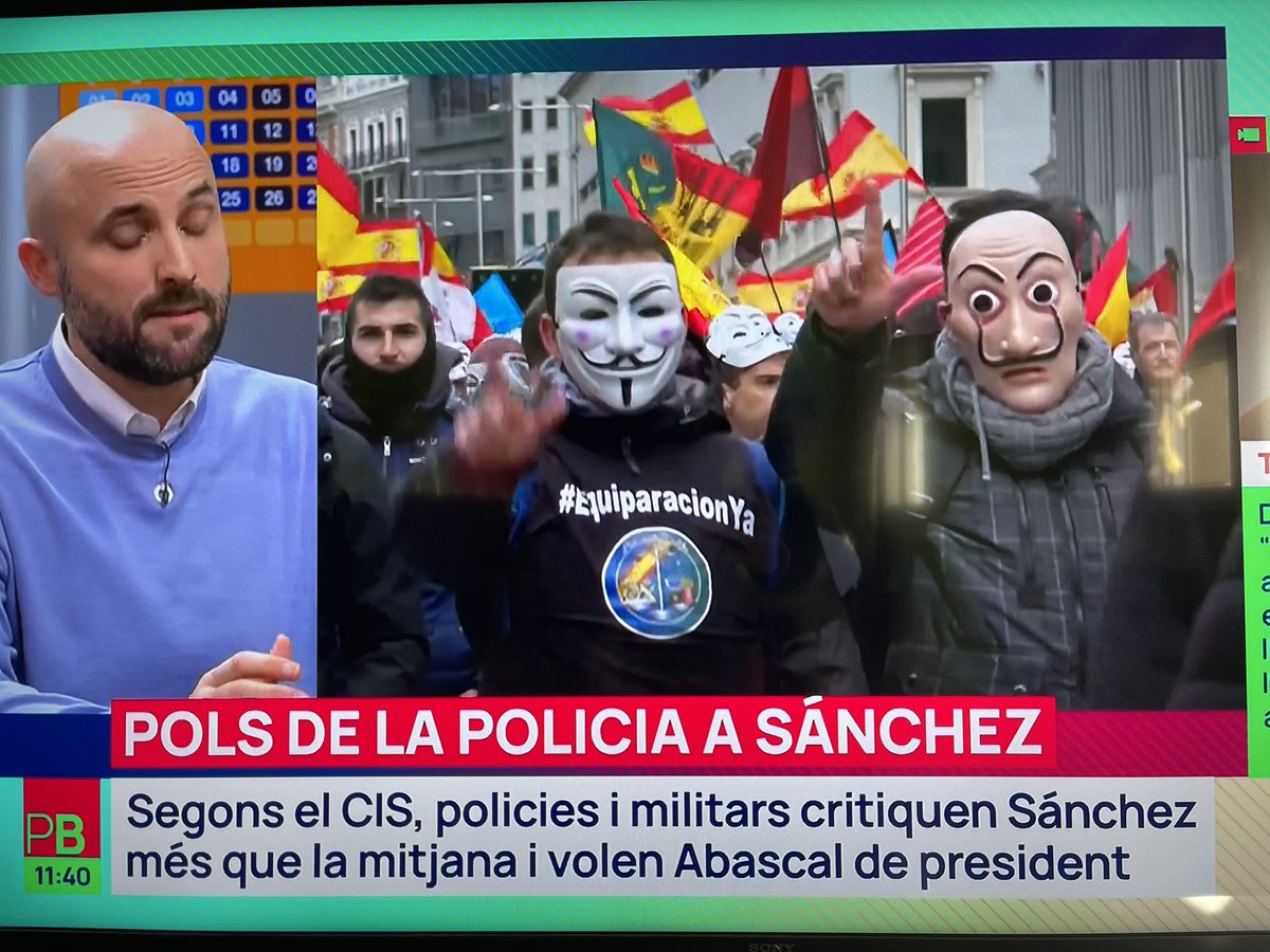 albertdmcat's tweet photo. Policia i militars volen l’Abascal de president. Que estrany eh… “A por ellos”, #Xusmapol i altres odiadors. Les SS també estaven contentes amb Hitler. En fi… https://t.co/WM98yBcM3y