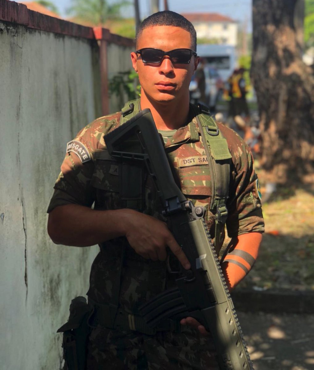 Homens com que sua permissão senhor tem o estranho hábito de desafiar a morte…🦅☠️🪂