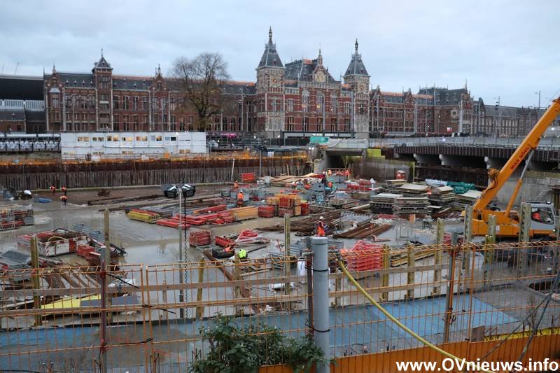 OVnieuwsINFO's tweet photo. Onder het westelijke deel van het Open Havenfront voor #AmsterdamCentraal wordt momenteel een fietsenstalling gebouwd voor circa 7.000 fietsen. Wij namen daar op 19 nov 2021 de volgende foto's van.
Tags: #NS #ProRail #VervoerRegioAmsterdam #DeEntree #Amsterdam #AmsterdamCS https://t.co/AjXdQ8YcZq