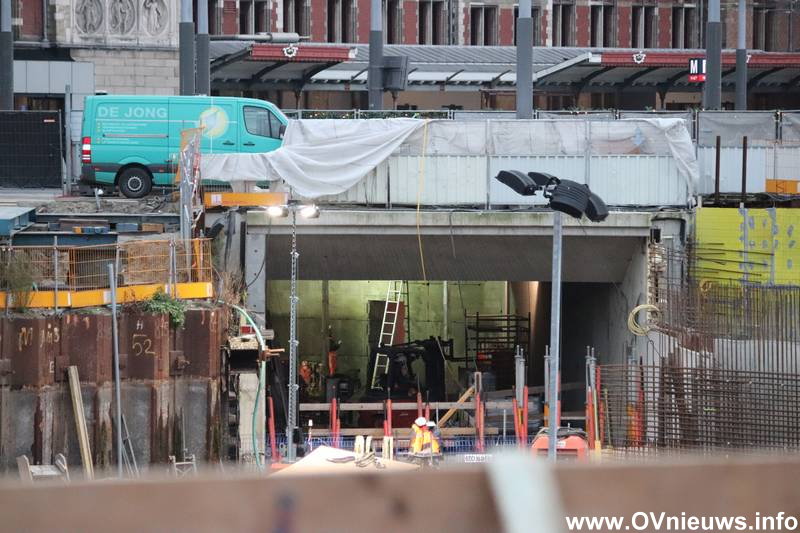 OVnieuwsINFO's tweet photo. Onder het westelijke deel van het Open Havenfront voor #AmsterdamCentraal wordt momenteel een fietsenstalling gebouwd voor circa 7.000 fietsen. Wij namen daar op 19 nov 2021 de volgende foto's van.
Tags: #NS #ProRail #VervoerRegioAmsterdam #DeEntree #Amsterdam #AmsterdamCS https://t.co/AjXdQ8YcZq