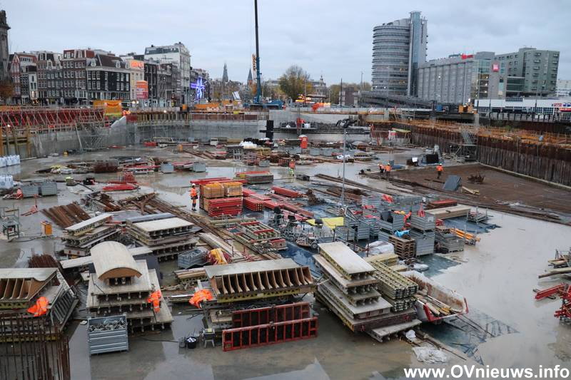 OVnieuwsINFO's tweet photo. Onder het westelijke deel van het Open Havenfront voor #AmsterdamCentraal wordt momenteel een fietsenstalling gebouwd voor circa 7.000 fietsen. Wij namen daar op 19 nov 2021 de volgende foto's van.
Tags: #NS #ProRail #VervoerRegioAmsterdam #DeEntree #Amsterdam #AmsterdamCS https://t.co/AjXdQ8YcZq