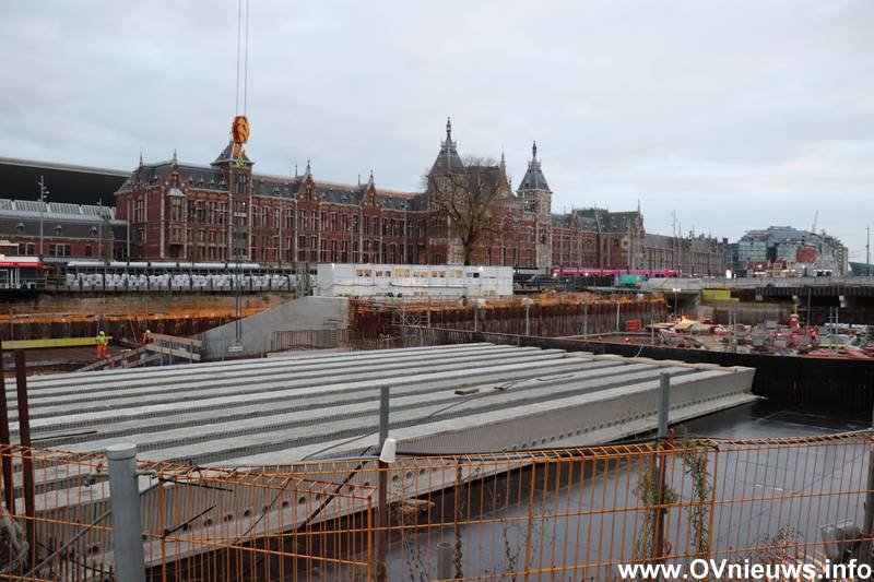 OVnieuwsINFO's tweet photo. Onder het westelijke deel van het Open Havenfront voor #AmsterdamCentraal wordt momenteel een fietsenstalling gebouwd voor circa 7.000 fietsen. Wij namen daar op 19 nov 2021 de volgende foto's van.
Tags: #NS #ProRail #VervoerRegioAmsterdam #DeEntree #Amsterdam #AmsterdamCS https://t.co/AjXdQ8YcZq