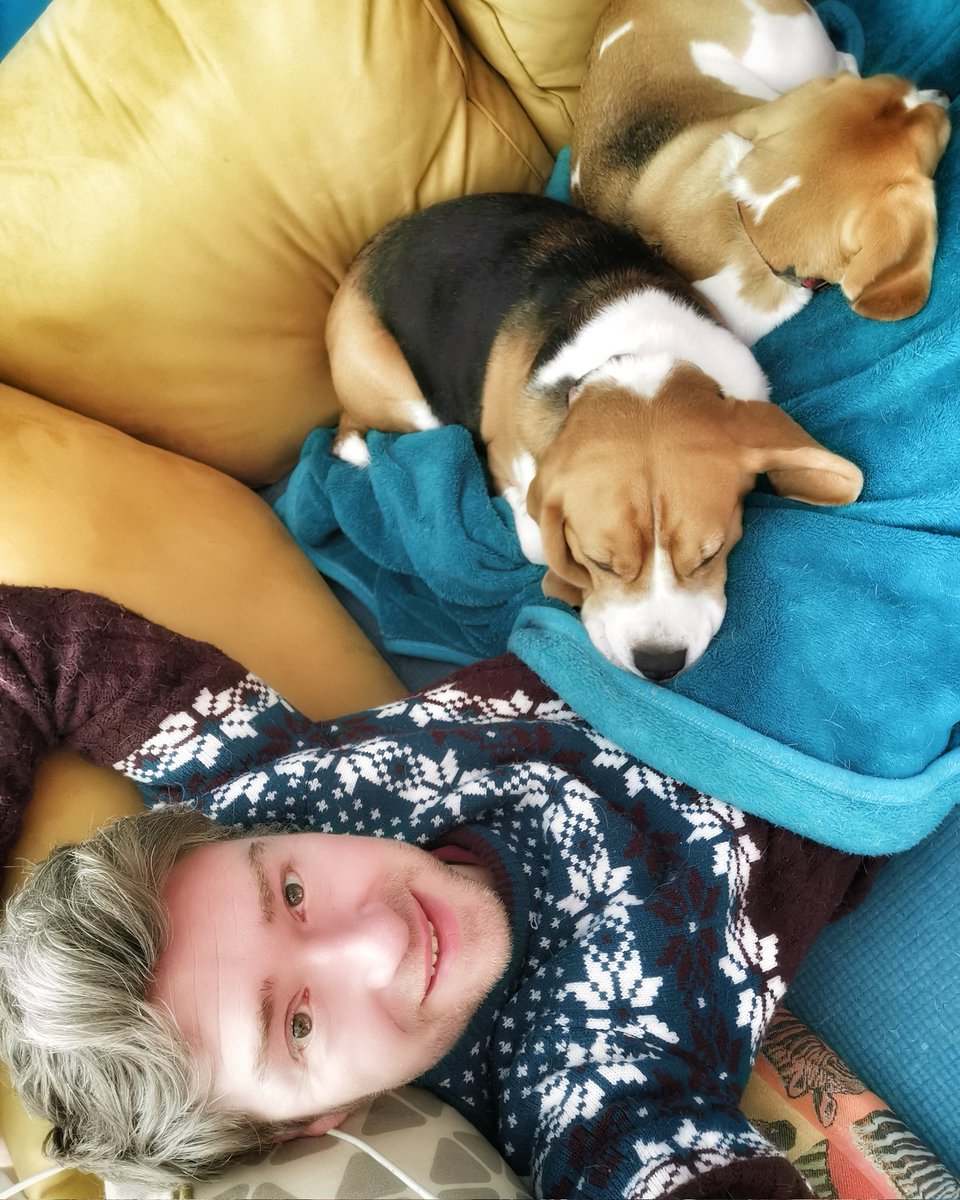 tiggtag's tweet image. St Andrew's Day holiday has started off well

#sofasnuggles #Beagles #comfy #dudeswithdogs #StAndrewsDay #Holiday #DayOff #FridayFeeling #fridaymorning #FridayVibes