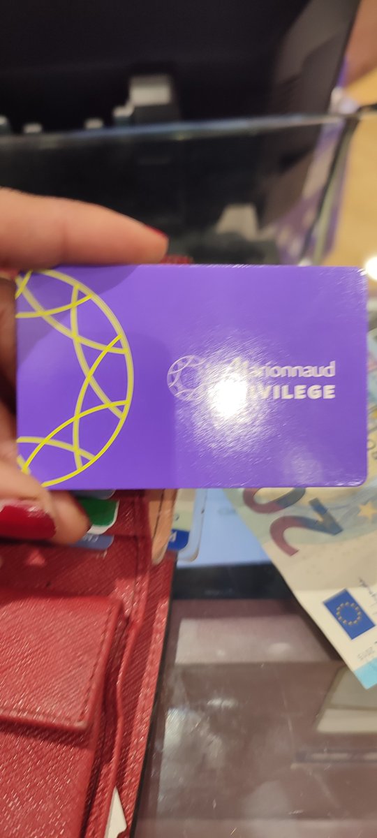 parisenforme's tweet photo. @Sephora good to have customer cards but if you are harassed by a security guard while shopping and the store manager thinks it is OK you go to the competition https://t.co/ujLVt1A0jH