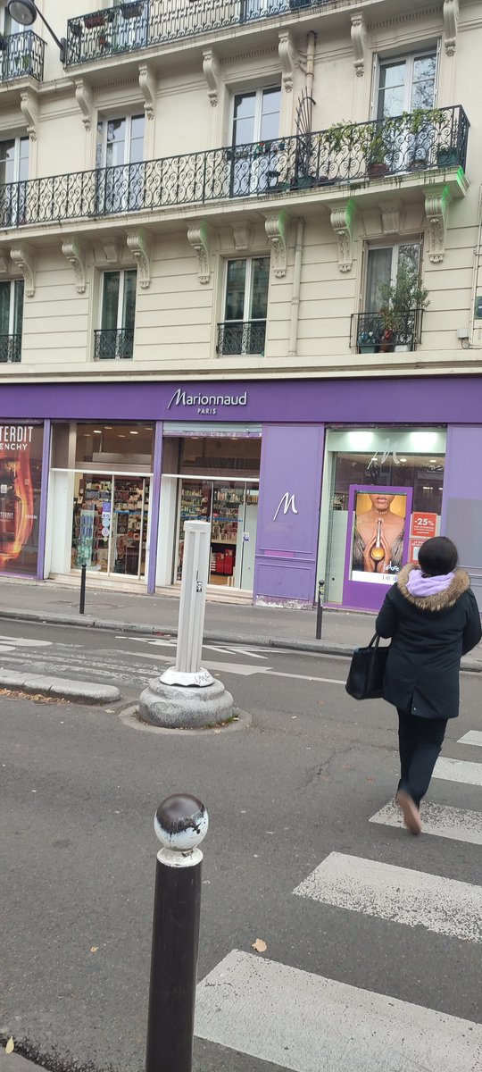 parisenforme's tweet photo. @Sephora good to have customer cards but if you are harassed by a security guard while shopping and the store manager thinks it is OK you go to the competition https://t.co/ujLVt1A0jH