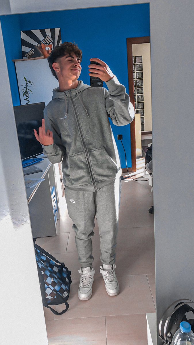 este chandal es muy >>>>>>>>