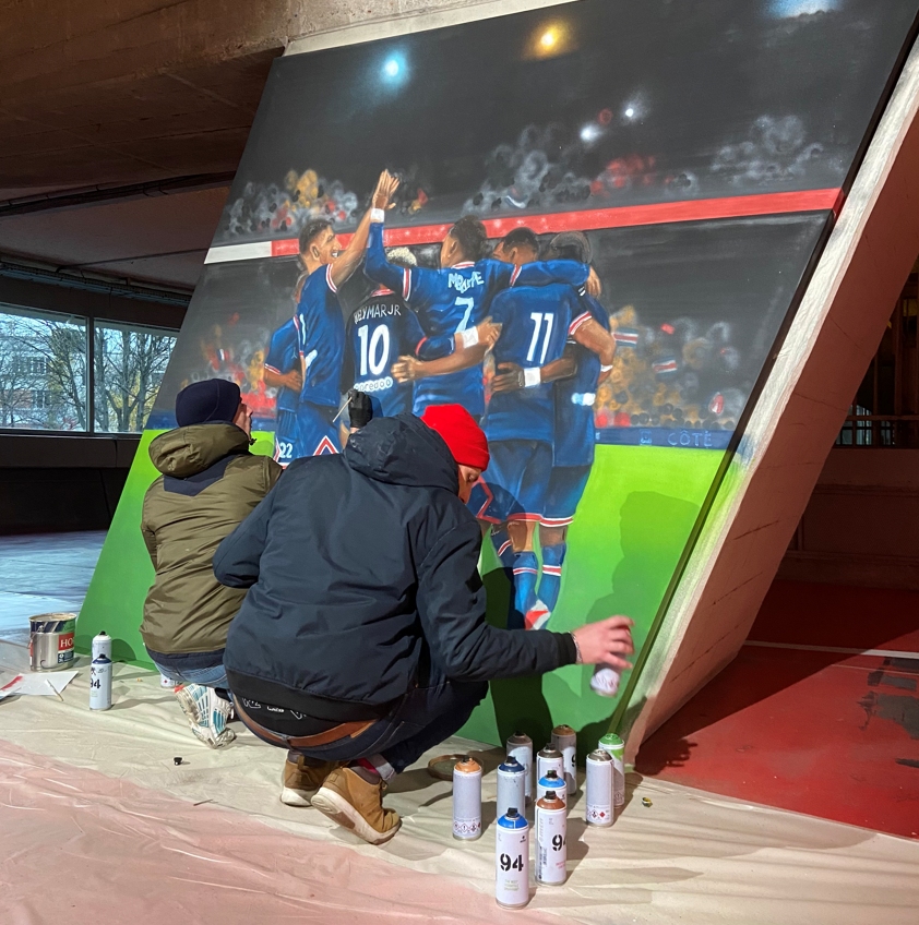 cocacolafr's tweet photo. Retour en images 📸

Pour célébrer la prolongation de notre partenariat avec le @PSG_inside, 100 jeunes issus de clubs locaux, consommateurs et clients ont pu participer à un événement exceptionnel au sein du Parc des Princes 😍

Pour en savoir plus 👇 
https://t.co/vISjDnz59i https://t.co/R9vJAbDZt6