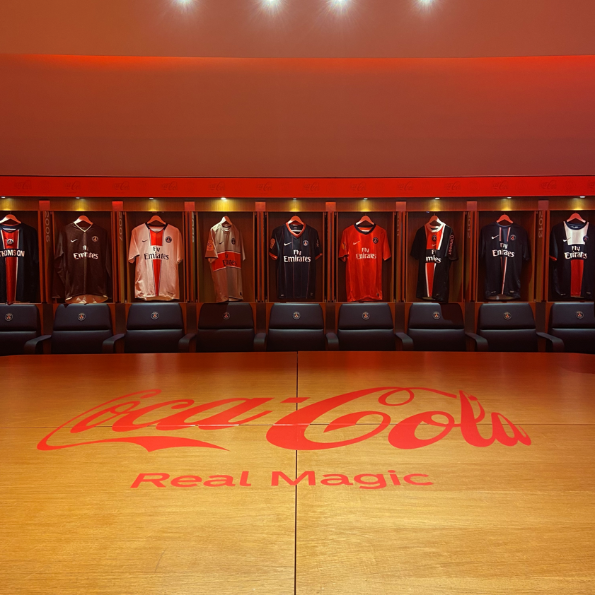 cocacolafr's tweet photo. Retour en images 📸

Pour célébrer la prolongation de notre partenariat avec le @PSG_inside, 100 jeunes issus de clubs locaux, consommateurs et clients ont pu participer à un événement exceptionnel au sein du Parc des Princes 😍

Pour en savoir plus 👇 
https://t.co/vISjDnz59i https://t.co/R9vJAbDZt6