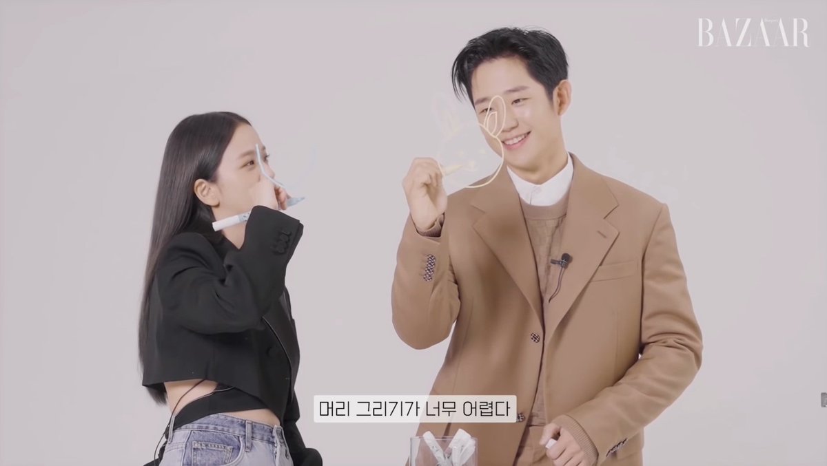 annapear__'s tweet photo. aku suka cara #JungHaeIn menatap uri jichuu begitu pun sebaliknya
visual mereka gila!
kecantikan alami #JISOO jangan di tanya ya😭😭
#SnowdropTeaser https://t.co/L8Xp7zED3k