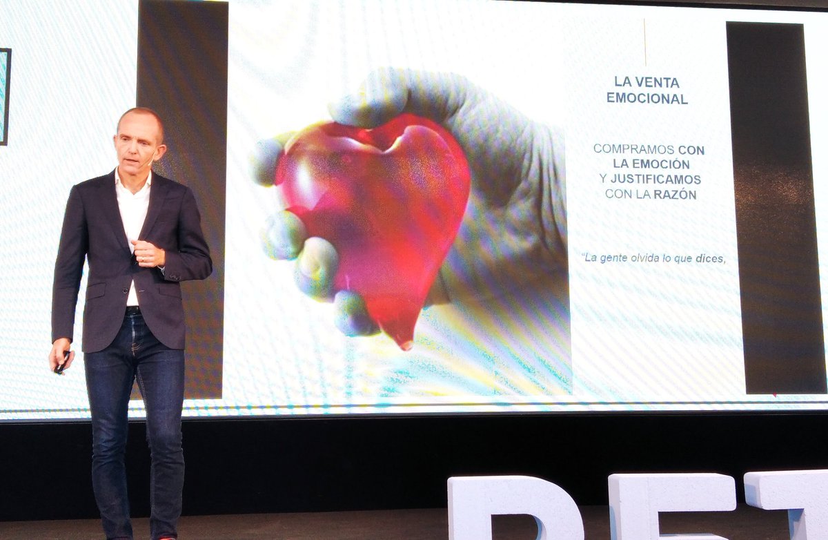 retailfuturecv's tweet photo. #Retailf21 @benoit_mahe habla de mejorar la experiencia del cliente en las tiendas para que sea al menos tan buena como en #ecommerce
👉 Conocer al cliente, apelar a la emoción, a los cinco sentidos. https://t.co/E5Un61HKY0