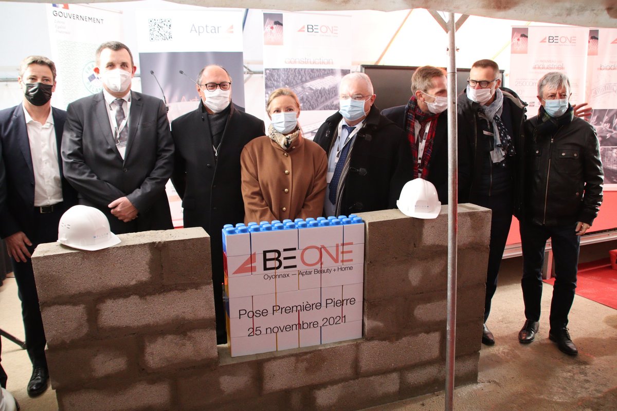 Prefet01's tweet photo. #FranceRelance | La préfète était présente pour la pose de la 1ère  🧱 du nouveau site MBF PLASTIQUES - groupe #Aptar dans l'#Ain à #Oyonnax.
"La pose de cette première pierre marque [...] le début d’un engagement renouvelé pour édifier l’industrie de demain." https://t.co/nxh0LNW9uY