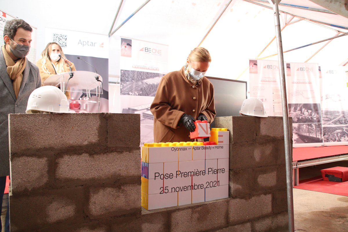 Prefet01's tweet photo. #FranceRelance | La préfète était présente pour la pose de la 1ère  🧱 du nouveau site MBF PLASTIQUES - groupe #Aptar dans l'#Ain à #Oyonnax.
"La pose de cette première pierre marque [...] le début d’un engagement renouvelé pour édifier l’industrie de demain." https://t.co/nxh0LNW9uY