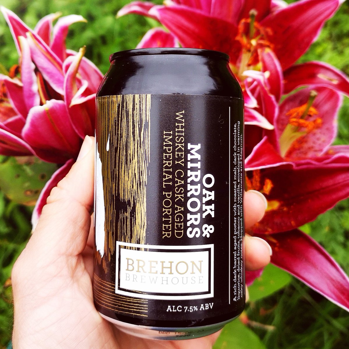 craftdirect's tweet photo. This one is sure to keep both the craft beer and whiskey lovers very happy... @brehonblonde Oak &amp; Mirrors Whiskey Cask Aged Imperial Porter 7.5%.👏🍻

https://t.co/7xui68GKWR 

#craftbeerireland #irishcraftbeer #irishbrewery https://t.co/iGEGaJMWFy