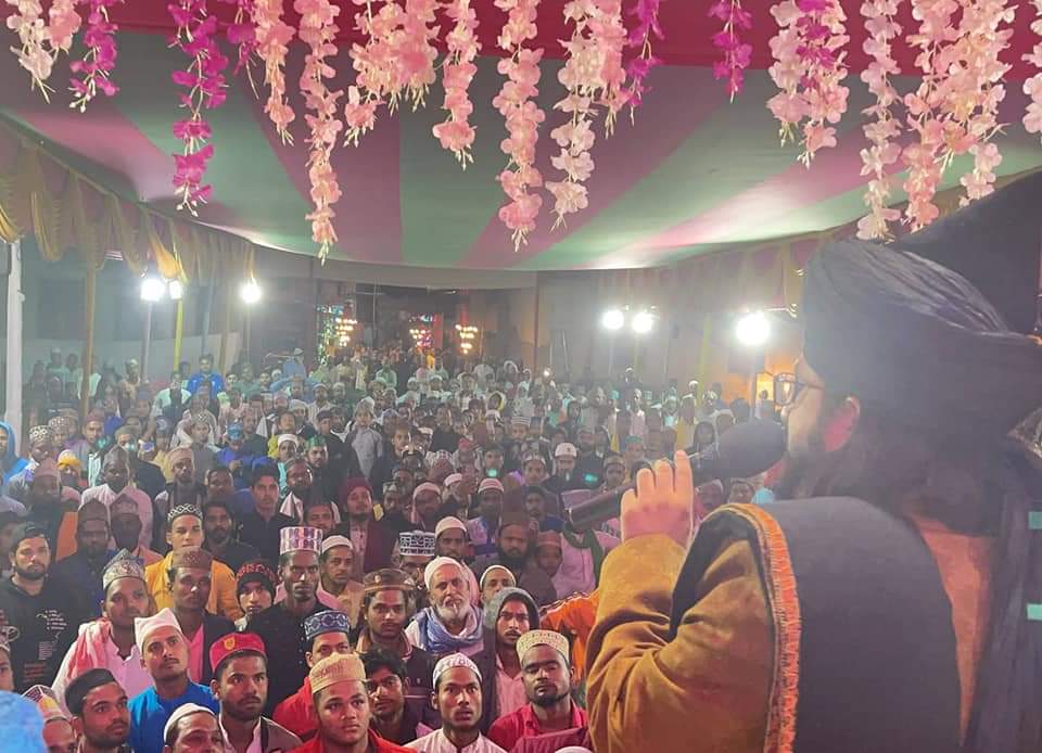 _salmanazhari's tweet photo. Kharagpur event, according to the locals, it was the first time such a huge crowd turned up in Kharagpur for an Islamic Scholar.
Masha'Allah!

#muftisalmanazhari #islam #ahlussunnah #Bengal https://t.co/JukE30tn9X