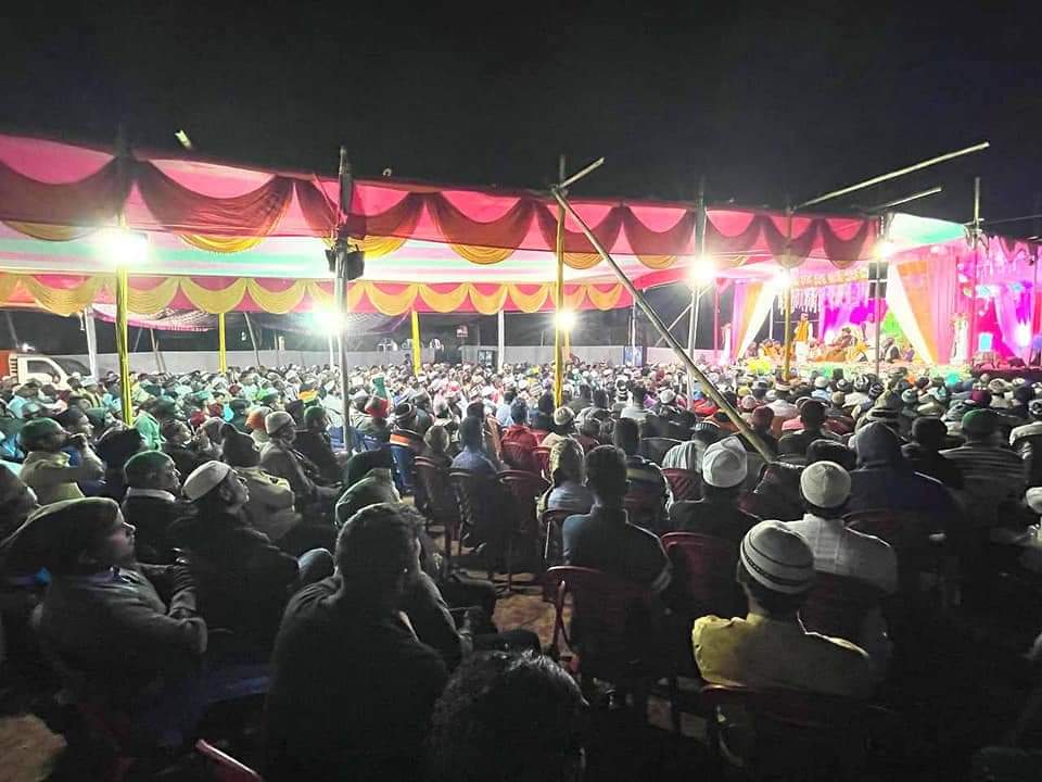 _salmanazhari's tweet photo. Kharagpur event, according to the locals, it was the first time such a huge crowd turned up in Kharagpur for an Islamic Scholar.
Masha'Allah!

#muftisalmanazhari #islam #ahlussunnah #Bengal https://t.co/JukE30tn9X