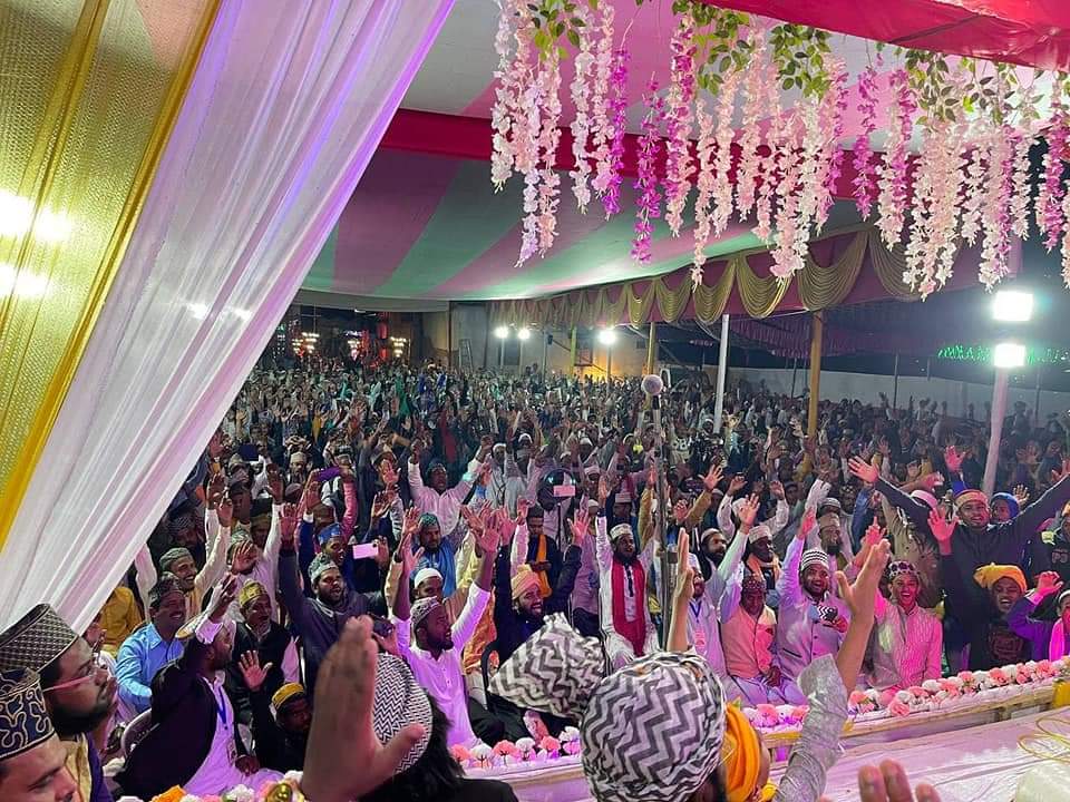 _salmanazhari's tweet photo. Kharagpur event, according to the locals, it was the first time such a huge crowd turned up in Kharagpur for an Islamic Scholar.
Masha'Allah!

#muftisalmanazhari #islam #ahlussunnah #Bengal https://t.co/JukE30tn9X