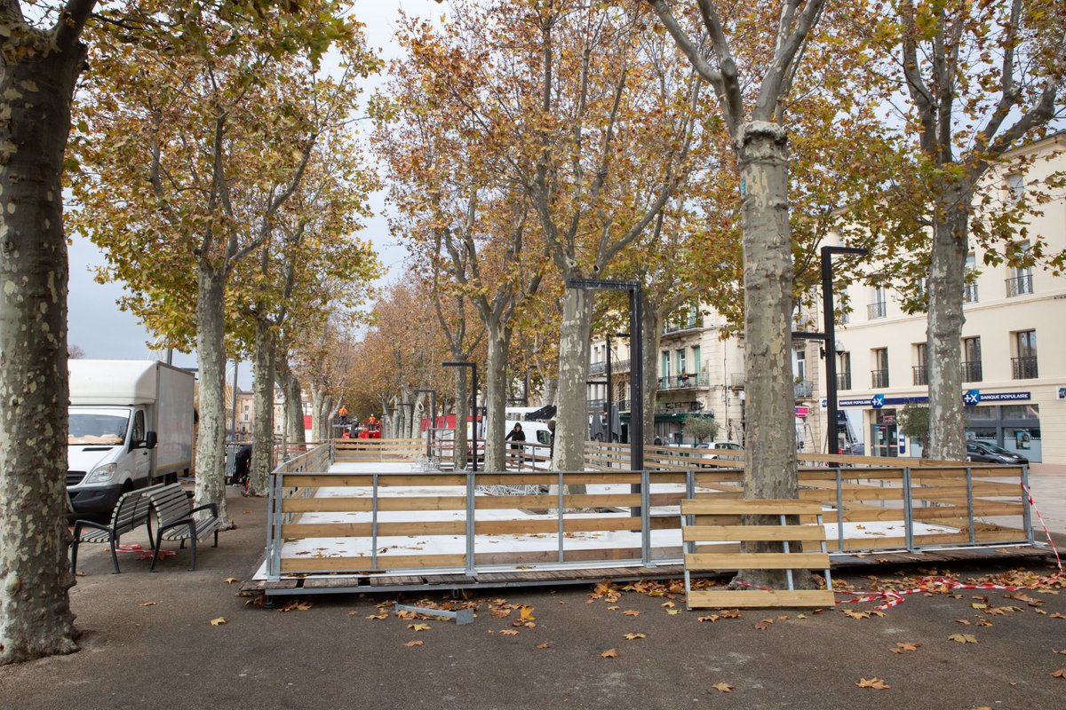 [FÉÉRIES DE NOËL]
Ça s'active sur la place de l'Hôtel-de-Ville et dans les rues du cœur de ville avec l'installation des décorations et structures pour les Fééries de Noël !🎅🎄🤩
👉Démarrage des animations le 4 décembre ! 
➡️Tout le programme : narbonne.fr/feeries-noel-0