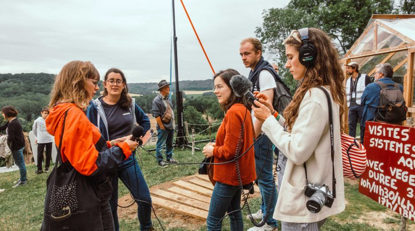 🎙 Déborah Ozil et Anaïs Gruson ont entrepris un tour de France des tiers lieux, ces endroits hybrides qui mixent les usages, les publics. Pour en dessiner les contours et en saisir la nature profonde. Une enquête qui nourrit un podcast. À lire ➡ cutt.ly/yTBgqvG