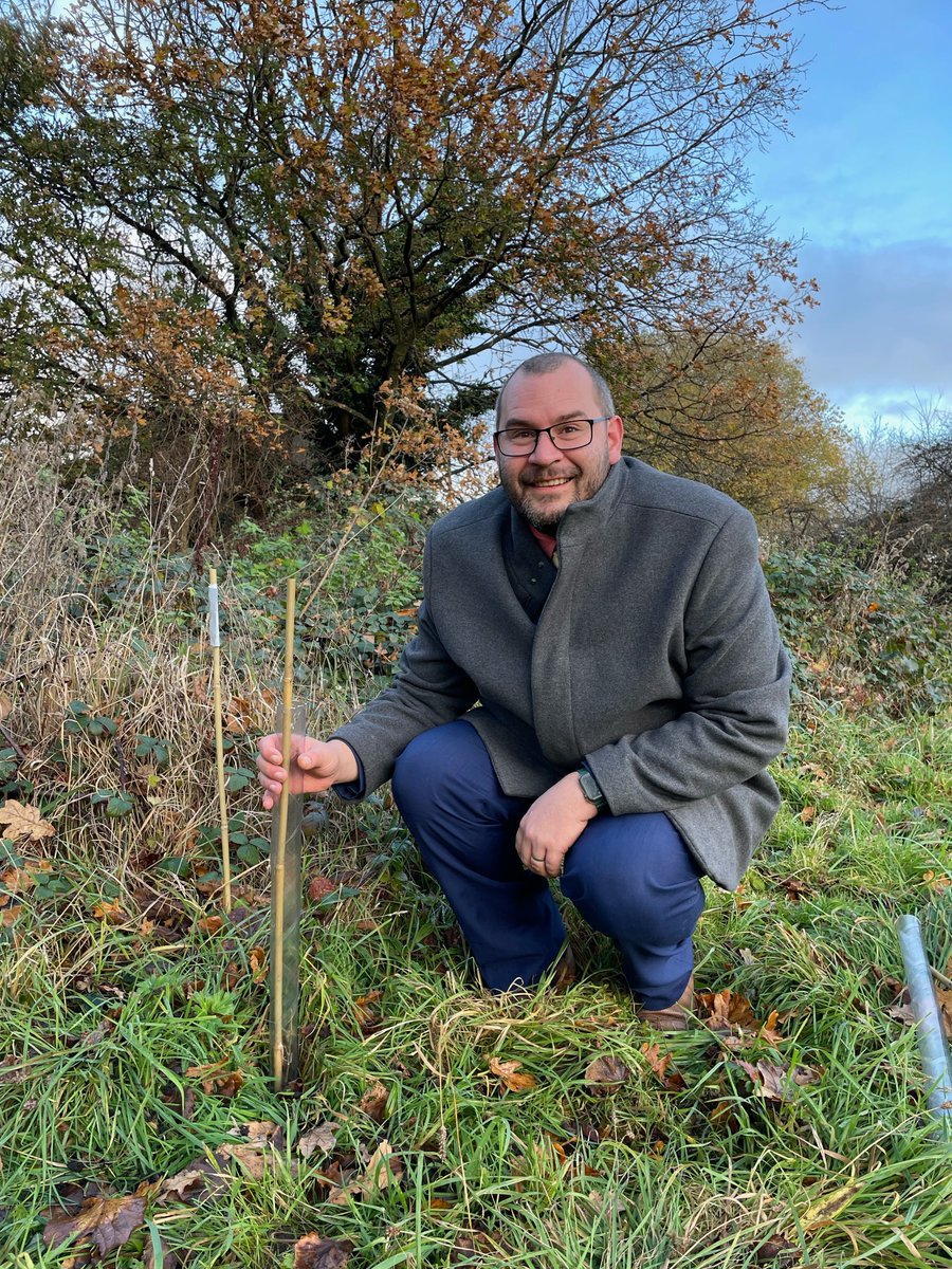 QueensSch's tweet photo. Miss Vaughan and Mr Millard-Healy learning how to plant trees (these are sycamores) before taking their Life Long Learning classes out to plant willows and oaks over the next few weeks
#DaretobeGreat #DaretoCare #DaretoAct #environment #environmentalschool #ecowarriers https://t.co/Aogif2yrmQ