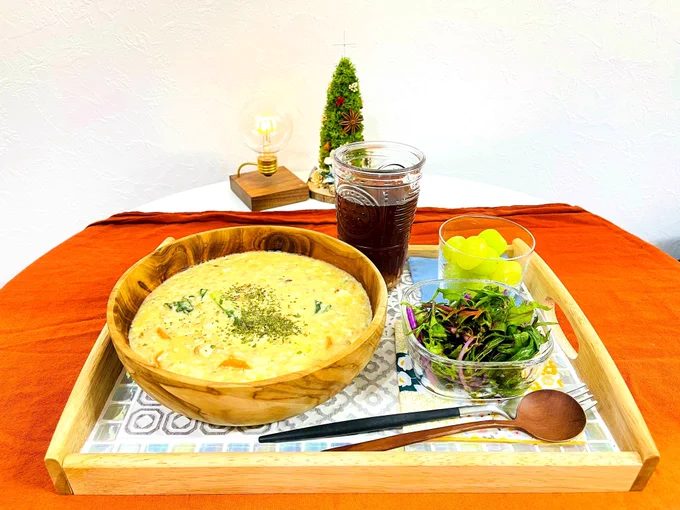残りもののお味噌汁にちょっと具材足してオリーブオイルとミルクポーション数個と黒胡椒とチーズたっぷりぶちこんでリメイクしたリゾットと塩胡椒と醤油ちょぴっとと胡麻油で和えた水菜サラダとシャインマスカット。
晩ごはんいただきます🙏 