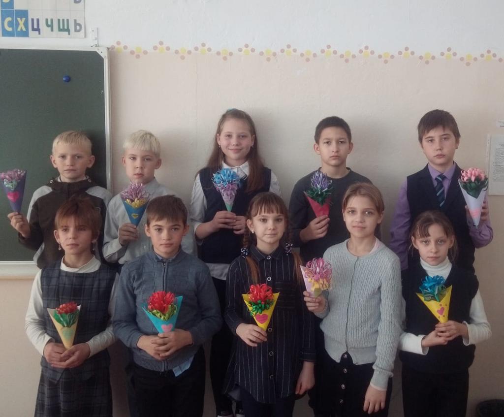 xAfkvYQ1cOlTC8N's tweet photo. #СделайПодарокМАМЕ_63 Учащиеся ГБОУ СОШ №1 с. Обшаровка активно готовятся к поздравлению своих дорогих, любимых мамочек. https://t.co/GkD0uPoeBF