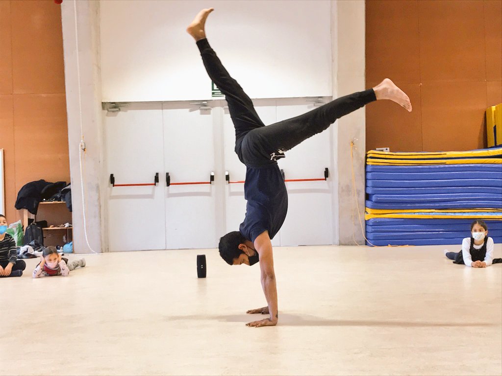 EAnglesola's tweet photo. #AraMateix dansem i som dansats amb la #CIACondeGalí i #DitDit al gimnàs de l'escola! Tot un espectacle! Gràcies @lacalderabcn per fer-ho possible! Amb en #DaniMéndez i en #XaviManubens https://t.co/iege9fxxPc