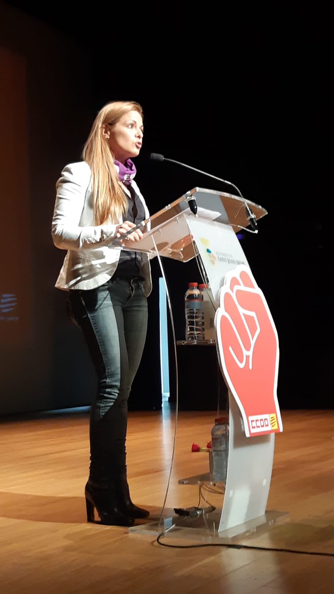 DonesCCOOCat's tweet photo. Mónica Alarcón, Secretaria de les Dones de @ccoo_bll_apag recordant els noms de les dones, nens i nenes assassinades per la violència masclista a l'#AssembleaCCOO a Sant Joan Despí. @ccoocatalunya https://t.co/FXYnV3dtoi