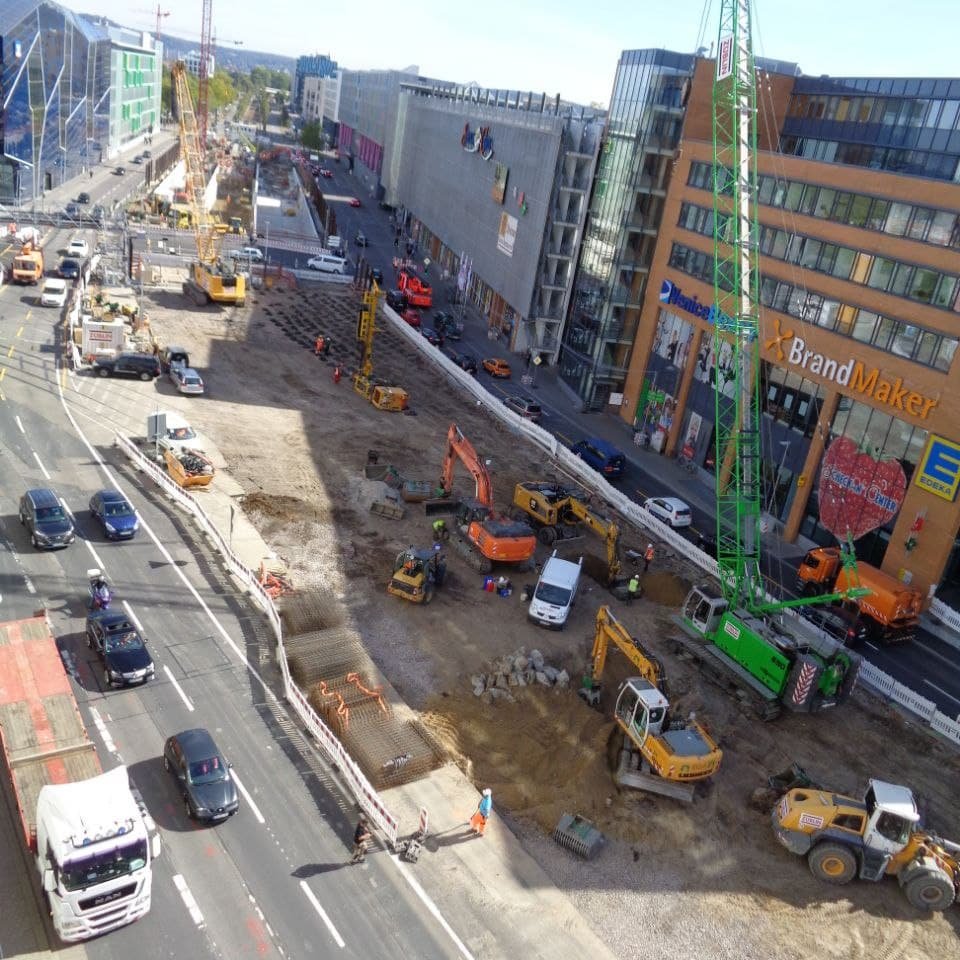 ndw_karlsruhe's tweet photo. Wie werden Tunnel gebaut? Wie stellt man eine standsichere Baugrube her? Wie dichtet man gegen das Grundwasser ab? Welche Probleme beim Tiefbau auftreten und wie konkret bei der Karlsruher-Kombilösung Lösungen gefunden wurden erklärt Johannes Häberle bei der #ndwka #ndw21 https://t.co/CDE94blDfJ