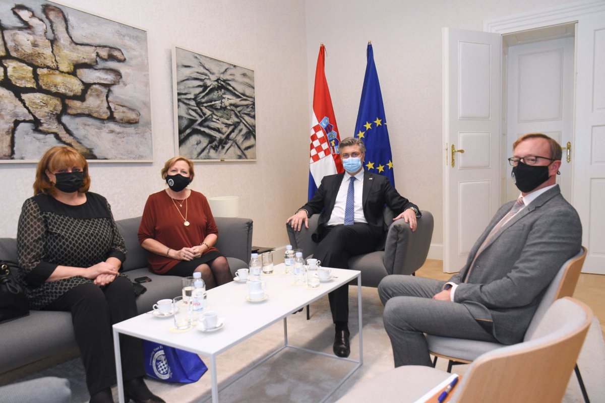 Zaželjeli smo dobrodošlicu Bernadette Luketich Sikaras, glavnoj tajnici Hrvatske bratske zajednice, najstarije i najrespektabilnije hrvatske organizacije u 🇺🇸. Njihovu predanu brigu za Hrvate iznimno poštujemo! Razgovaramo o aktivnostima i projektima koji su važni za Hrvate u 🇺🇸.