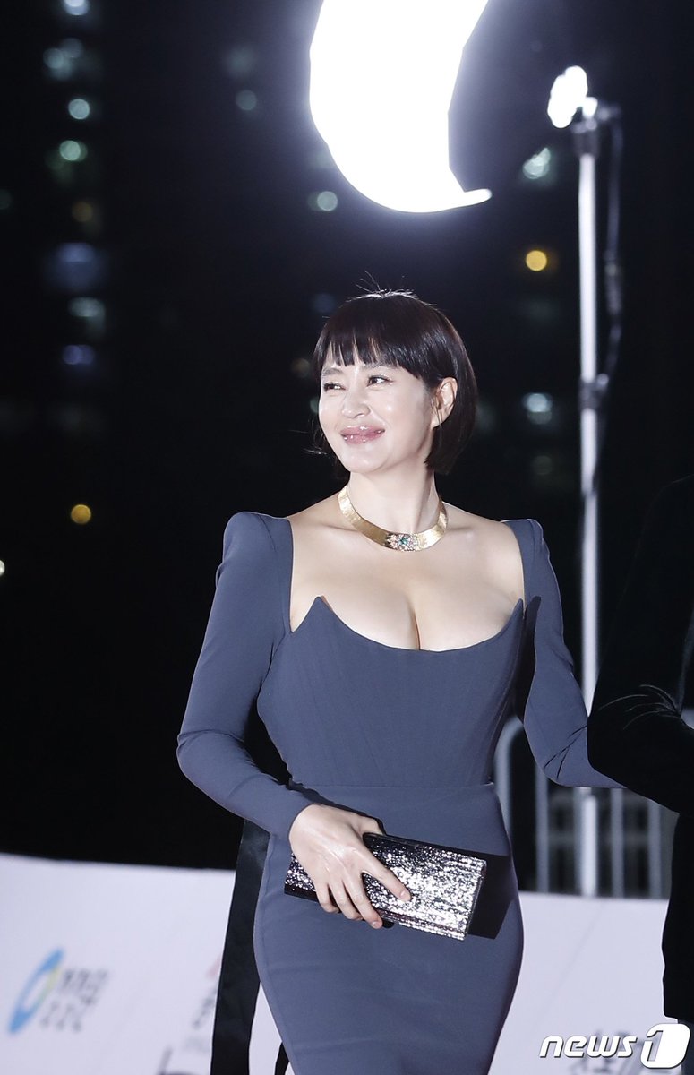 KimHyeSoo_TH's tweet photo. [2021.11.26] #KimHyeSoo ♥️ The 42nd Blue Dragon Awards Red Carpet 🏆

สวยจนตาพร่าแล้วค่ะคุณ MC~
ㅠㅠ 😍
#KimHyeSooUpdates #คิมฮเยซู https://t.co/419opfqoFo