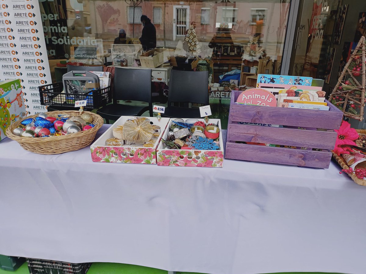 Osonament's tweet photo. Estem davant el @mercatmanlleu amb una mostra de restauració de mobles i exposició i venda d'articles reutilitzats #AretéSegonaMà!! 
#residuszero #comunitatscirculars #comunitatssostenibles #EwwrCat #circularcommunities

@ajmanlleu @xessosona  @residus_cat https://t.co/q4neVnub1k