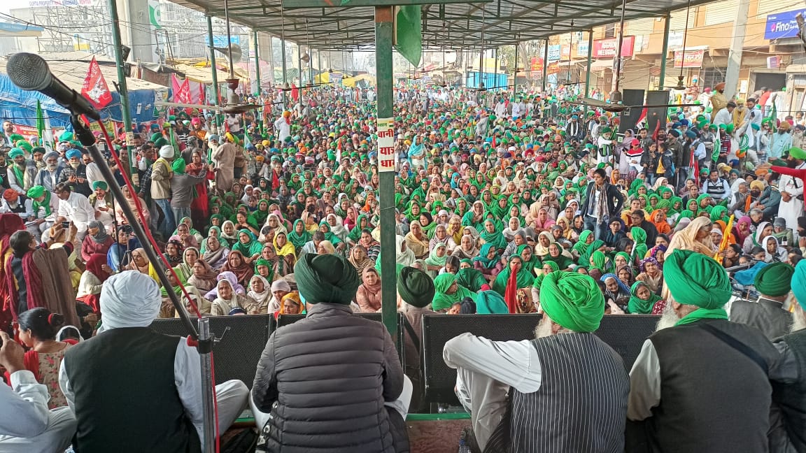 Harwind90420554's tweet photo. मोदीजी, आपकी तपस्या में कमी रही होगी परंतु किसान-मजदूर की तपस्या का अंदाजा आप कभी नहीं नहीं लगा सकते।

आज दिल्ली बॉर्डर्स की तस्वीरें बताती है कि किसान-मजदूर अपनी सारी मांगें मनवाकर ही वापस जाएंगे।

#1YearOfFarmersProtest https://t.co/qO3LvnIRAi