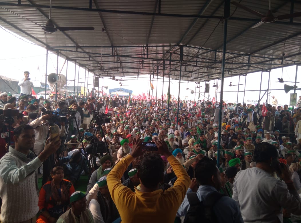 Harwind90420554's tweet photo. मोदीजी, आपकी तपस्या में कमी रही होगी परंतु किसान-मजदूर की तपस्या का अंदाजा आप कभी नहीं नहीं लगा सकते।

आज दिल्ली बॉर्डर्स की तस्वीरें बताती है कि किसान-मजदूर अपनी सारी मांगें मनवाकर ही वापस जाएंगे।

#1YearOfFarmersProtest https://t.co/qO3LvnIRAi